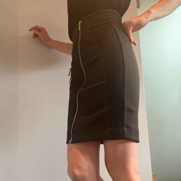 Black highwaisted skinny fit zipper shirt. - Picture 4 of 4